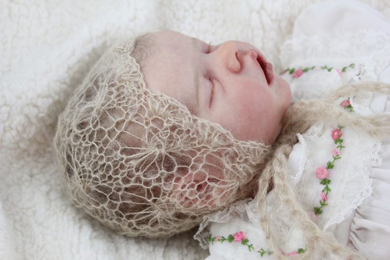 knitted bonnet "daisy" pattern